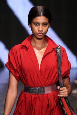 Imaan Hamam yürümek Donna Karan New York pist