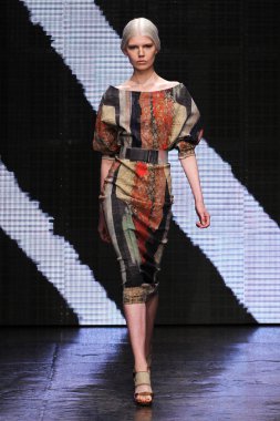 Ola Rudnicka yürümek Donna Karan New York pist