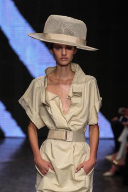 Olwen Verhoef yürümek Donna Karan New York pist