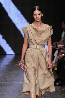 Amanda Murphy yürümek Donna Karan New York pist