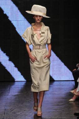 Olwen Verhoef yürümek Donna Karan New York pist