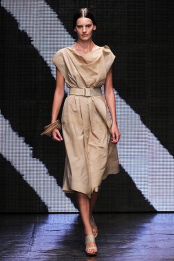 Amanda Murphy yürümek Donna Karan New York pist