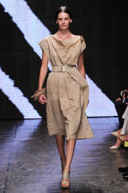 Amanda Murphy yürümek Donna Karan New York pist