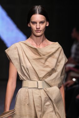 Amanda Murphy yürümek Donna Karan New York pist