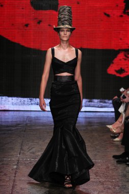 Suvi Koponen yürümek Donna Karan New York pist