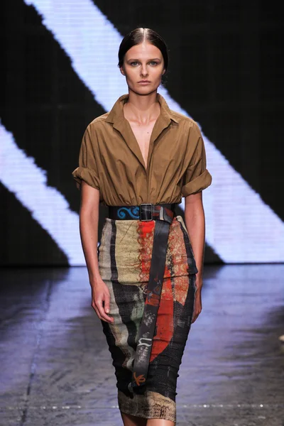 Vasilisa Pavlova walk the runway at Donna Karan New York — Stock Photo, Image