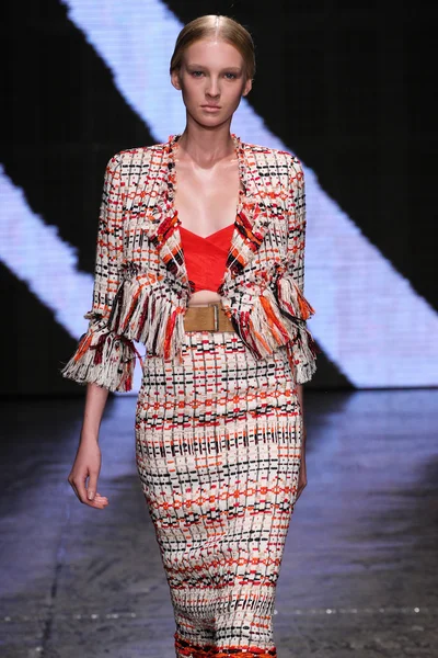 Nastya Sten lopen de start-en landingsbaan op Donna Karan New York — Stockfoto