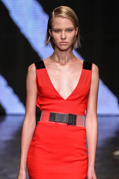 Sasha Luss walk the runway at Donna Karan New York — Stock Photo, Image