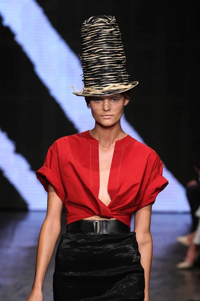 Kate Grigorieva yürümek Donna Karan New York pist — Stok fotoğraf