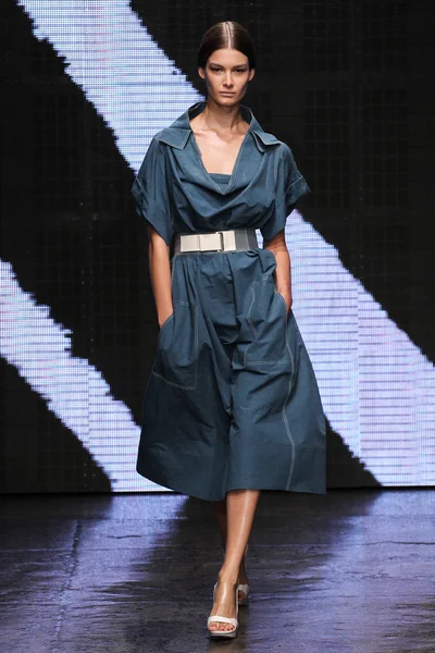 Ophelie Guillermand yürümek Donna Karan New York pist