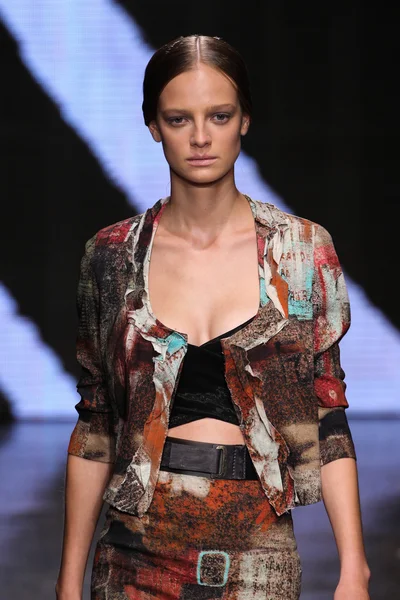 Ine Neefs walk the runway at Donna Karan New York — Stock Photo, Image