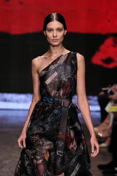 Kati Nescher marche sur la piste à Donna Karan New York — Photo