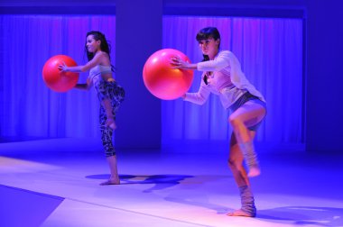 Modeli Athleta pist gösterisi sırasında gerçekleştirir