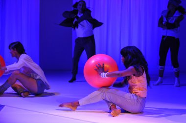 Modeli Athleta pist gösterisi sırasında gerçekleştirir