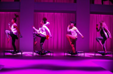 Modelleri Athleta pist gösteri sırasında