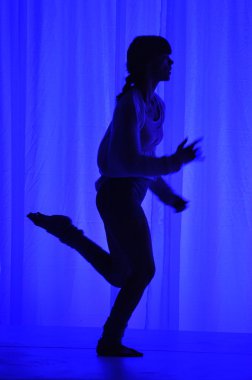 Modeli Athleta pist gösterisi sırasında gerçekleştirir