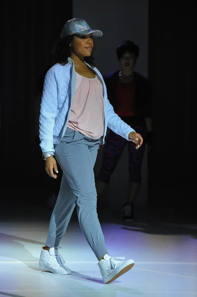 Model walks the runway during the Athleta Runway show — Stock Photo, Image