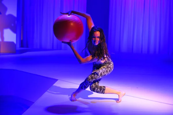 Model performs during the Athleta Runway show — Stock Photo, Image