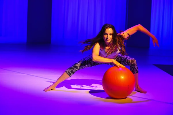 Model performs during the Athleta Runway show — Stock Photo, Image