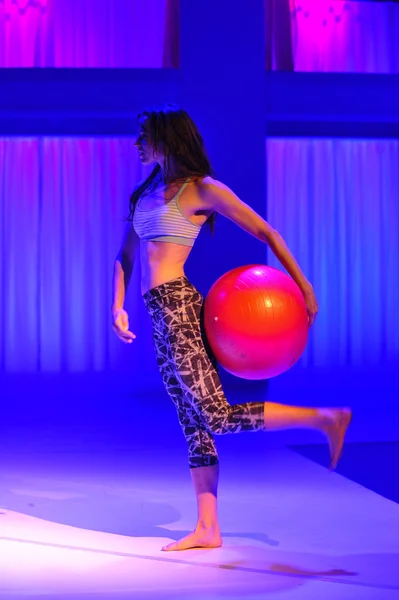 Model performs during the Athleta Runway show — Stock Photo, Image