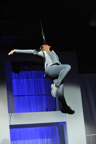 Model performs during the Athleta Runway show — Stock Photo, Image