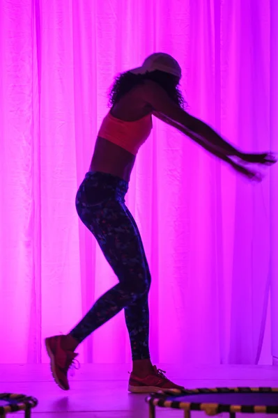 Модель выступает во время шоу Athleta Runway — стоковое фото