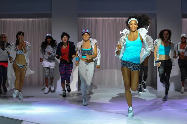 Los modelos actúan durante el desfile de Athleta Runway — Foto de Stock