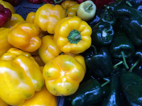 Gelbe und grüne Pappkameraden auf Bauernmarkt — Stockfoto