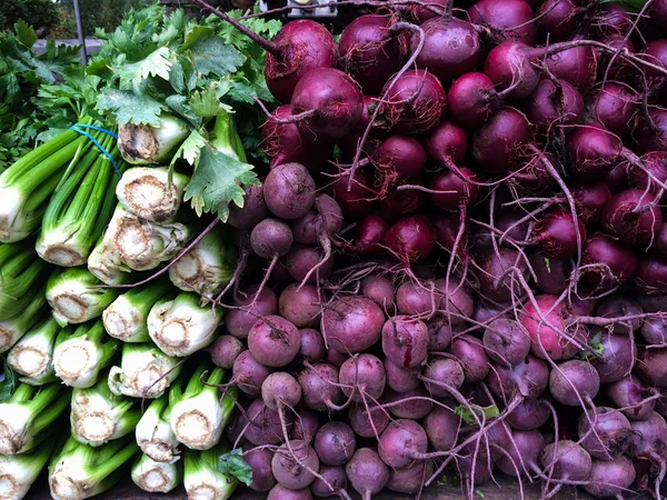 Čerstvé bio celeru a červené řepy — Stock fotografie