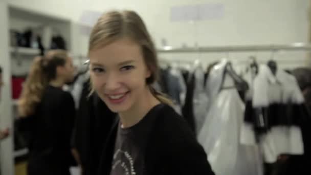 ミラノ ・ ファッション ・ ウィーク中にフェンディのショー — ストック動画