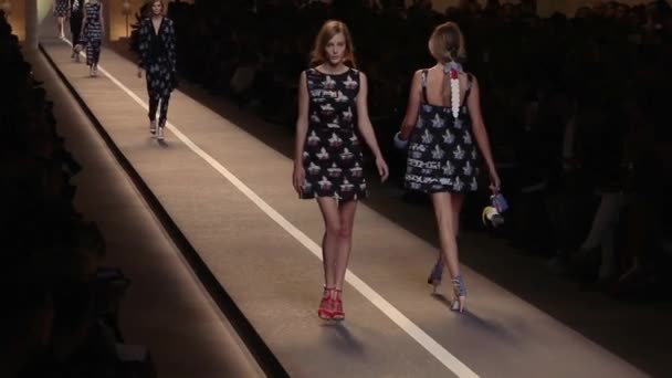 Show de Fendi durante la Semana de la Moda de Milán — Vídeo de stock