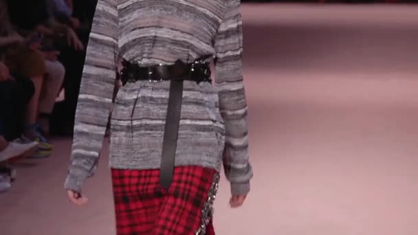 Défilé N 21 pendant la Fashion Week de Milan — Video