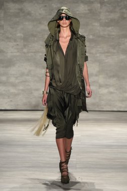 Nicholas K Mbfw sırasında