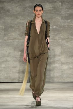 Nicholas K Mbfw sırasında