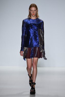 Model Mercedes-Benz Moda Haftası sırasında Richard Chai Love pist yürür