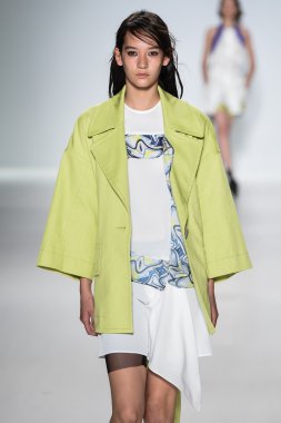 Model Mercedes-Benz Moda Haftası sırasında Richard Chai Love pist yürür