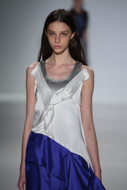 Model Mercedes-Benz Moda Haftası sırasında Richard Chai Love pist yürür