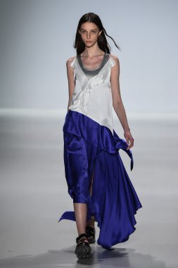 Model Mercedes-Benz Moda Haftası sırasında Richard Chai Love pist yürür