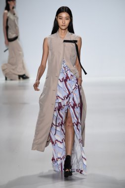 Model Mercedes-Benz Moda Haftası sırasında Richard Chai Love pist yürür