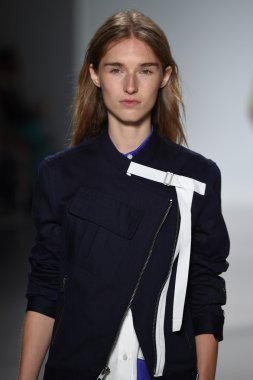 Model Mercedes-Benz Moda Haftası sırasında Richard Chai Love pist yürür