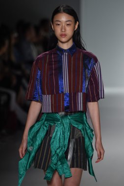 Model Mercedes-Benz Moda Haftası sırasında Richard Chai Love pist yürür