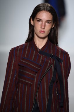 Model Mercedes-Benz Moda Haftası sırasında Richard Chai Love pist yürür