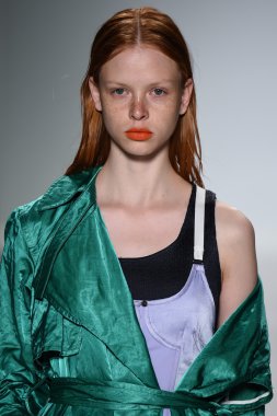 Model Mercedes-Benz Moda Haftası sırasında Richard Chai Love pist yürür
