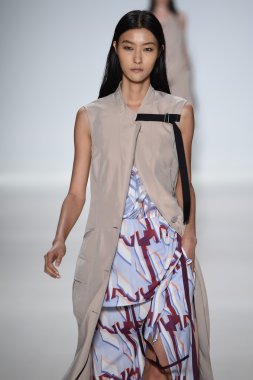 Model Mercedes-Benz Moda Haftası sırasında Richard Chai Love pist yürür