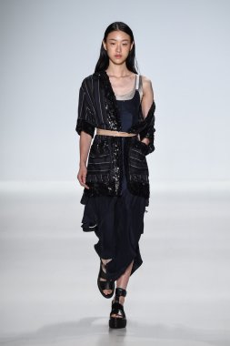 Model Mercedes-Benz Moda Haftası sırasında Richard Chai Love pist yürür