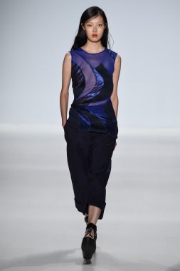 Model Mercedes-Benz Moda Haftası sırasında Richard Chai Love pist yürür