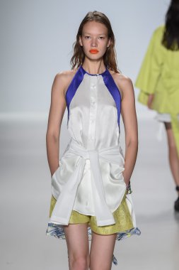 Model Mercedes-Benz Moda Haftası sırasında Richard Chai Love pist yürür