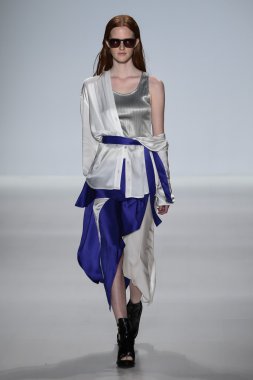 Model Mercedes-Benz Moda Haftası sırasında Richard Chai Love pist yürür