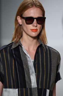 Model Mercedes-Benz Moda Haftası sırasında Richard Chai Love pist yürür