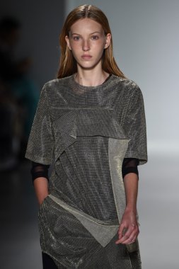 Model Mercedes-Benz Moda Haftası sırasında Richard Chai Love pist yürür